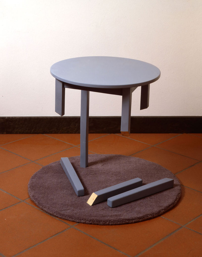 Simone Racheli, Resistenza, 2004, legno, ferro, smalti, tappeto, cm 70x70x52